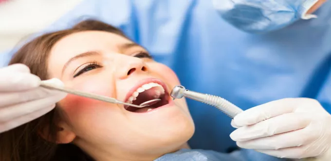 أشرف عمر يحذر: فيروسات الكبد تنتقل عبر عيادات الأسنان وصالونات الحلاقة
