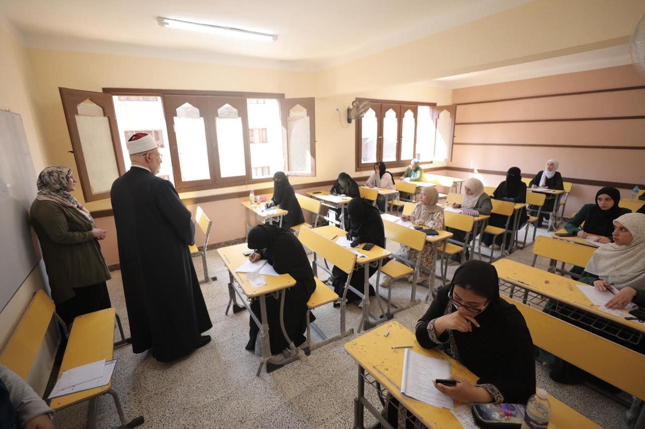 947f4d31 af1e 41c9 ba27 28b8f5b7a4c9 القسم الأدبي للثانوية الأزهرية "الأسئلة من المنهج والعضوية لعبت دور البطولة".. كيمياء العلمي في الثانوية الأزهرية تثير الجدل موقع في الجامعة