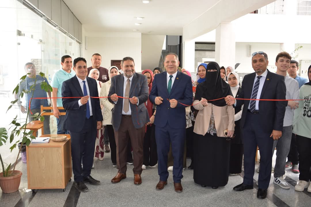FB IMG 1748949976671 جامعة القاهرة رئيس جامعة دمياط يفتتح المعرض الفني لطلاب كلية الطب البشري موقع في الجامعة