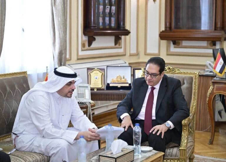 رئيس جامعة القاهرة يبحث مع المكتب الثقافي الكويتي تعزيز علاقات التعاون المشترك 6 FB IMG 1750054101610 مناخي رئيس جامعة القاهرة يبحث مع المكتب الثقافي الكويتي تعزيز علاقات التعاون المشترك موقع في الجامعة