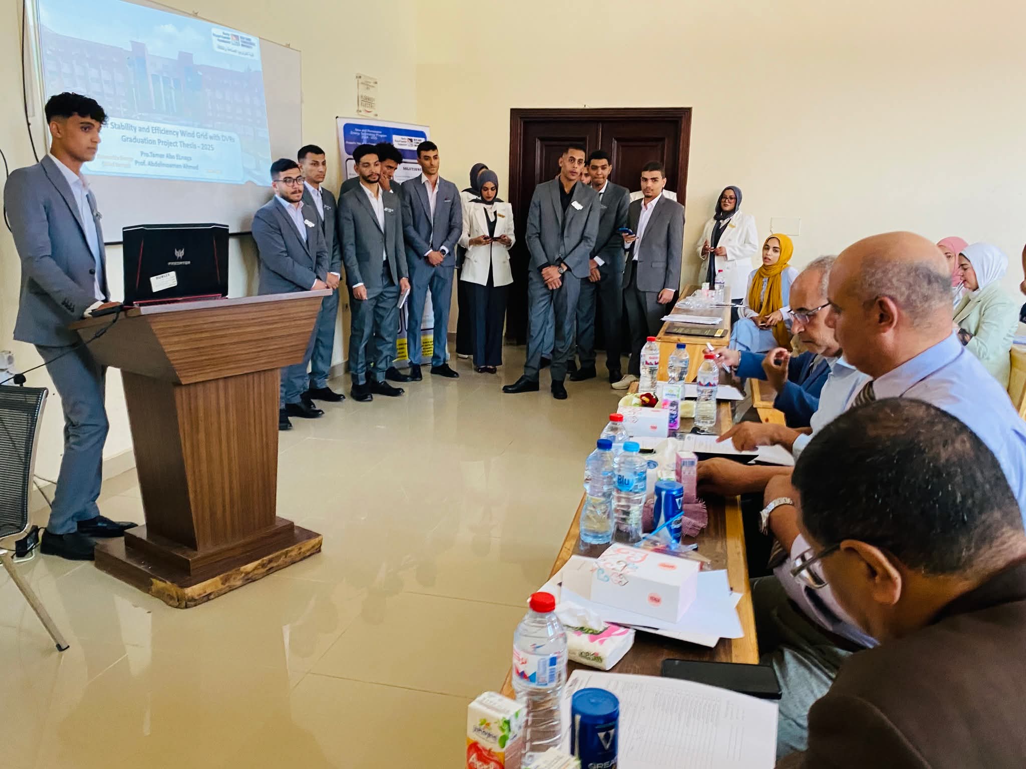 FB IMG 1750587490390 طلاب مشروعات تخرج مبتكرة لطلاب قسم الطاقة الجديدة والمتجددة بجامعة القاهرة الجديدة التكنولوجية موقع في الجامعة