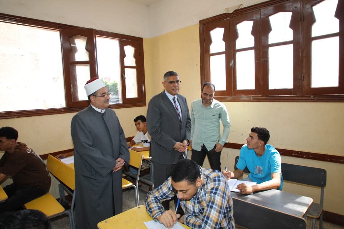 FB IMG 1751191546872 الثانوية الأزهرية محافظ الجيزة يوجه بتكثيف أعمال النظافة في محيط لجان امتحانات الثانوية الأزهرية موقع في الجامعة