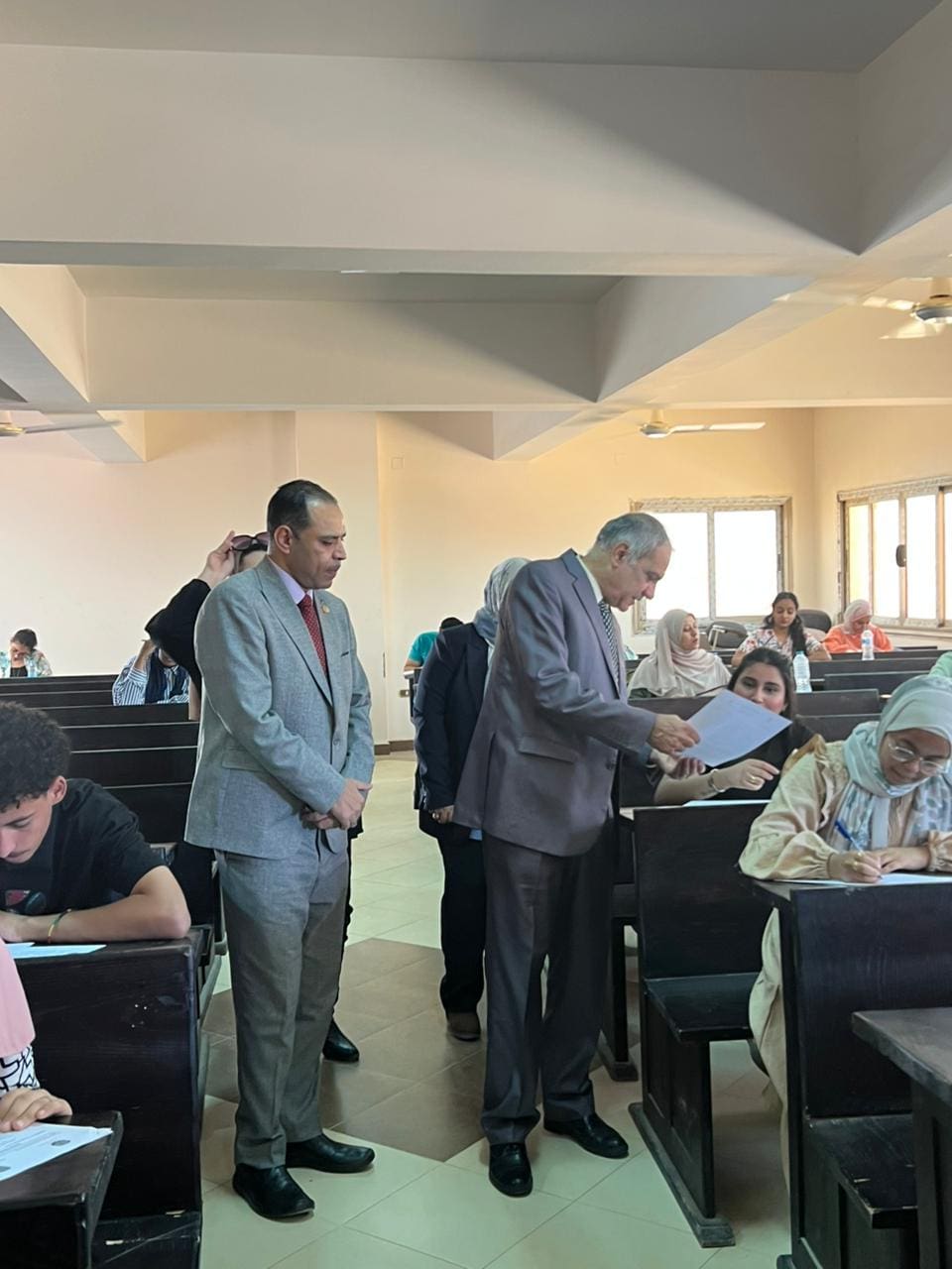 IMG 20250601 WA0033 خلال رئيس جامعة أسوان يتفقد امتحانات كلية الآثار ويشيد بسير اعمال امتحانات الفصل الدراسي الثاني  موقع في الجامعة