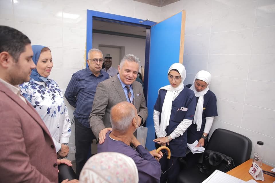 IMG 20250615 WA0066 علوم رئيس جامعة السويس يزور العيادات الخارجية بالمستشفى الجامعي ويؤكد أهمية تطوير الخدمات الصحية موقع في الجامعة