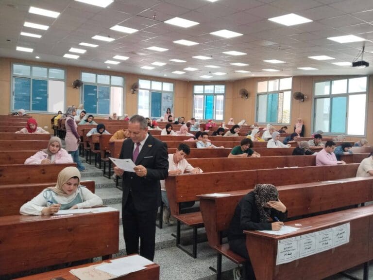 رئيس جامعة دمياط يتفقد امتحانات كلية الآثار 14 IMG 20250615 WA0069 1 مناخي رئيس جامعة دمياط يتفقد امتحانات كلية الآثار موقع في الجامعة