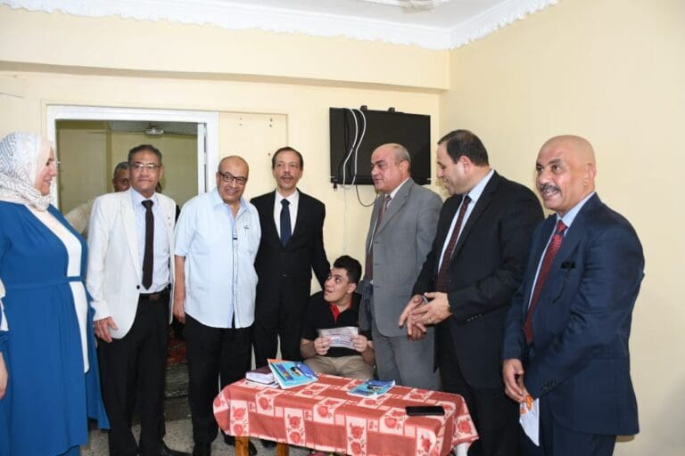 تكريم الإرادة.. رئيس تعليم الكبار يحتفي بنجاح حازم متحدي الإعاقة 2 IMG 20250616 WA0001 مناخي تكريم الإرادة.. رئيس تعليم الكبار يحتفي بنجاح حازم متحدي الإعاقة موقع في الجامعة