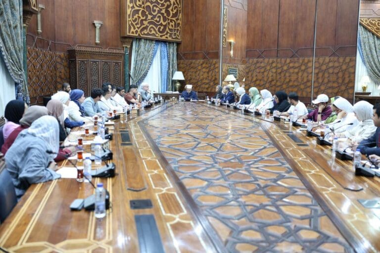شيخ الأزهر لوفد طلابي من جامعتي جورج واشنطن والجامعة الأمريكيَّة : ما يحدث في غزة فضح الصَّمت العالمي 22 IMG 20250619 WA0005 تحويلات شيخ الأزهر لوفد طلابي من جامعتي جورج واشنطن والجامعة الأمريكيَّة : ما يحدث في غزة فضح الصَّمت العالمي موقع في الجامعة