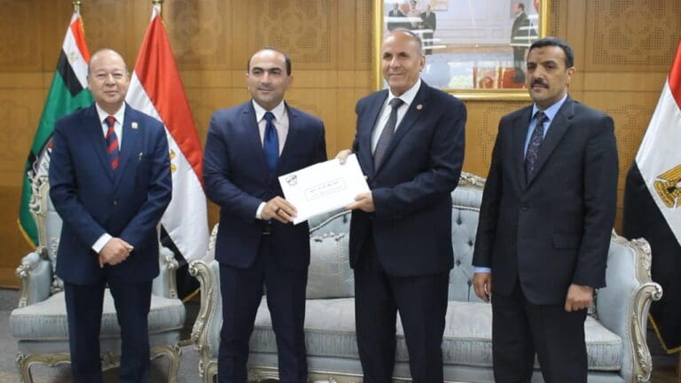 باحث من جامعة أسيوط يحصد جائزة قضايا الدولة لبحثه حول الاستثمار في بناء الإنسان 3 IMG 20250619 WA0020 المروحة باحث من جامعة أسيوط يحصد جائزة قضايا الدولة لبحثه حول الاستثمار في بناء الإنسان موقع في الجامعة