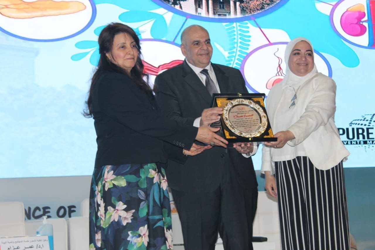 الأستاذ الدكتور عمر عزام يشارك بالمؤتمر السنوي لمرضى السكري والغدد الصماء بقصر العيني 1 IMG 20250619 WA0102 المؤتمر الأستاذ الدكتور عمر عزام يشارك بالمؤتمر السنوي لمرضى السكري والغدد الصماء بقصر العيني موقع في الجامعة