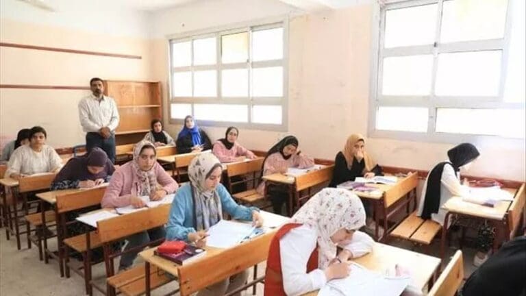 النظام القديم.. طلاب الثانوية العامة يؤدون امتحان اللغة الأجنبية الثانية 2 IMG 20250622 WA0015 1 جامعة النظام القديم.. طلاب الثانوية العامة يؤدون امتحان اللغة الأجنبية الثانية موقع في الجامعة