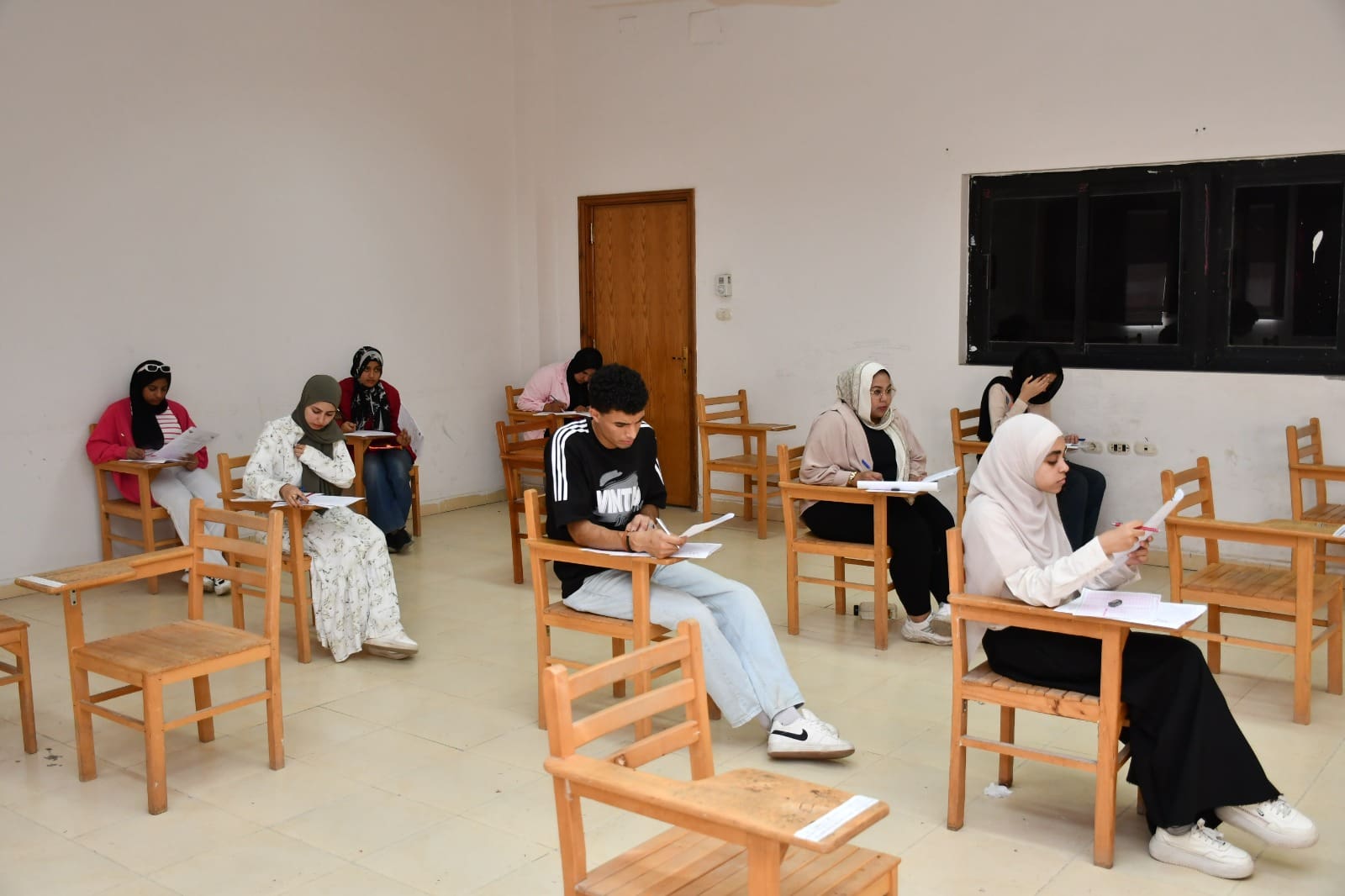 رئيس جامعة قناة السويس يتابع امتحانات كلية السياحة والفنادق.. واختتام اللجان 24 يونيو