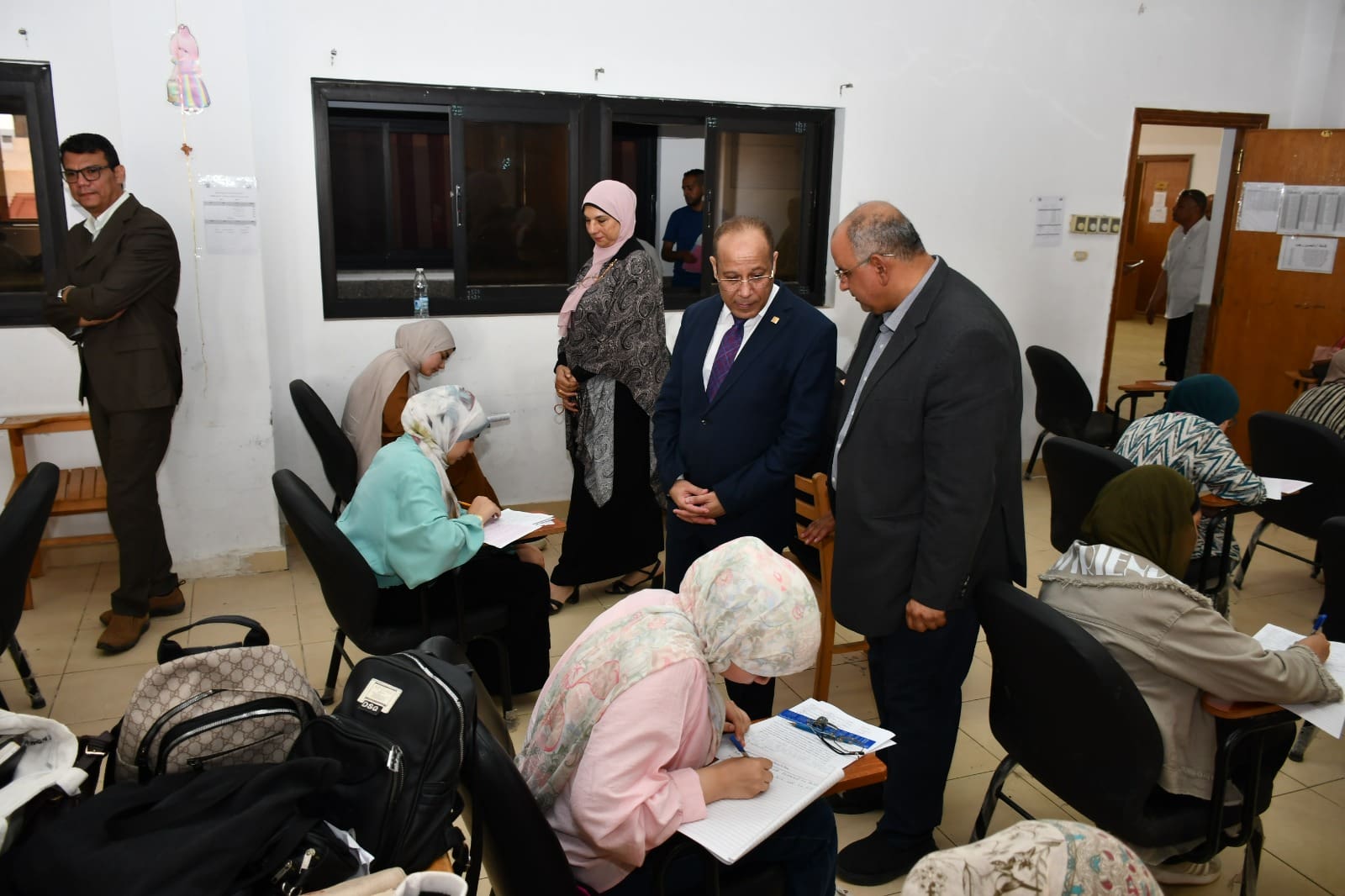 رئيس جامعة قناة السويس يتفقد امتحانات كلية الألسن ويؤكد انتظامها بجميع التخصصات