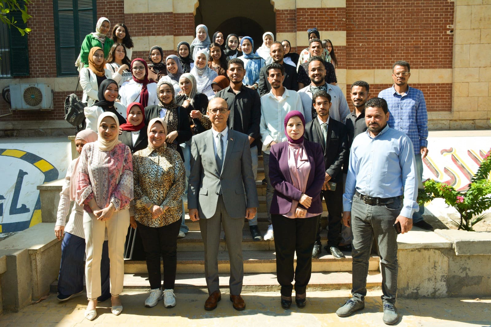 IMG 20250622 WA0085 جامعة رئيس جامعة أسيوط يفاجئ طلاب قسم الإعلام بزيارة داعمة خلال تحكيم مشروعات التخرج موقع في الجامعة