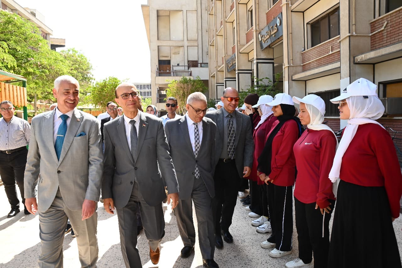 IMG 20250623 WA0036 جامعة أسيوط رئيس جامعة أسيوط يطلق حملة التبرع بالدم ويؤكد على دور الشباب الوطني موقع في الجامعة
