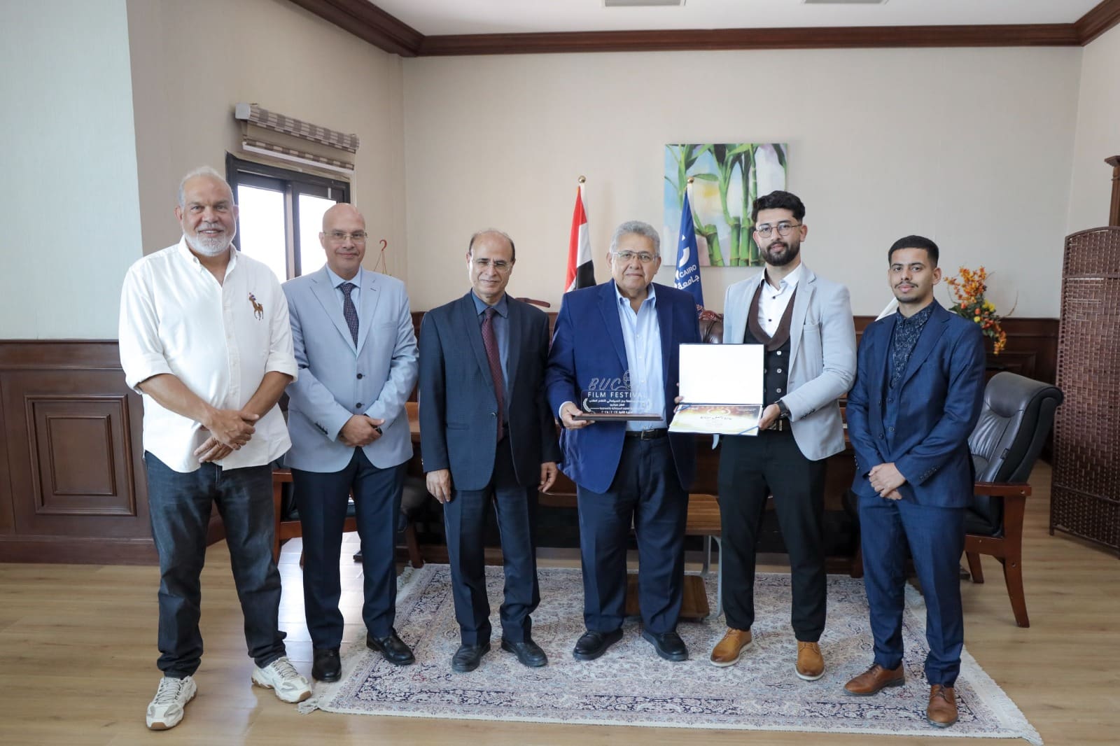 IMG 20250625 WA0177 رئيس جامعة بدر رئيس جامعة بدر يستقبل وفد طلاب جامعة الجزائر 2 لتسلم جائزة أفضل سيناريو عن فيلم "زهرة" في مهرجان بدر السينمائي موقع في الجامعة