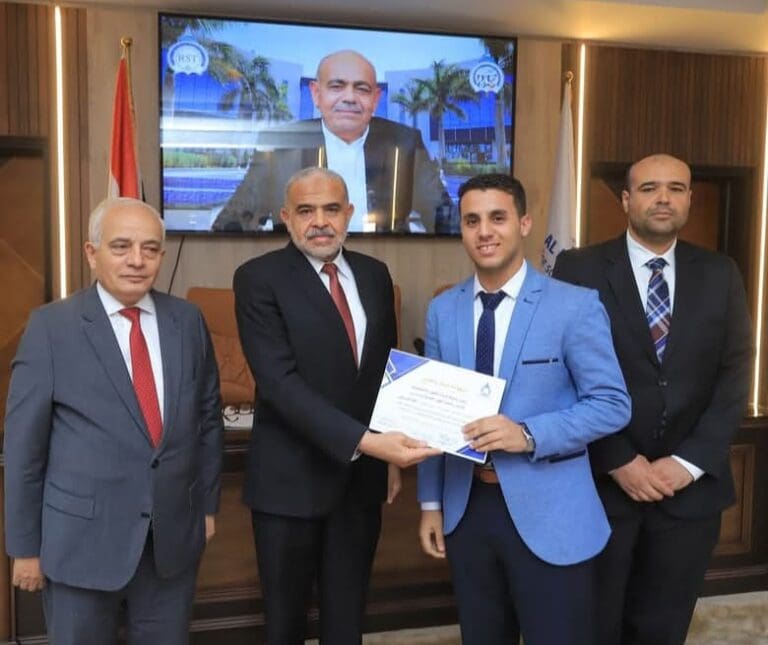 جامعة الريادة تكرم المتفوقين في ختام الأنشطة الطلابية 50 IMG 20250625 WA0287 امتحان جامعة الريادة تكرم المتفوقين في ختام الأنشطة الطلابية موقع في الجامعة