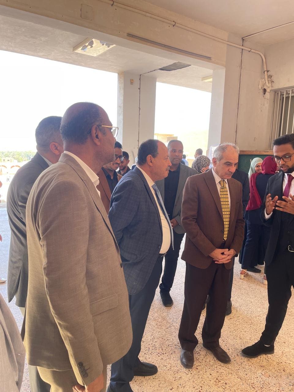 رئيس جامعة أسوان يشهد مناقشات مشروعات تخرج كلية الهندسة