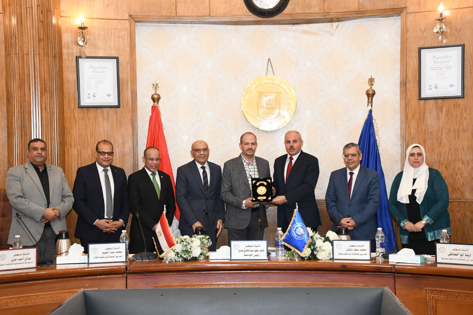 مجلس جامعة قناة السويس يُكرم فريق الوحدات الحسابية دعماً لإنجازاتهم في تطوير الأداء المالي