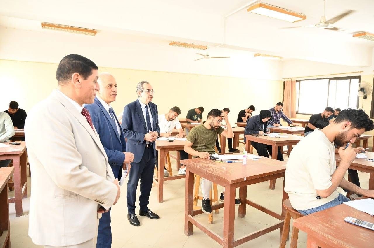رئيس جامعة الفيوم يتابع انتظام امتحانات نهاية الفصل الدراسي الثاني