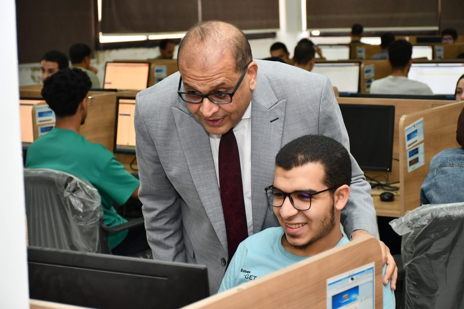 IMG 3186 جامعة الإسماعيلية الجديدة الأهلية جولة تفقدية للاختبارات الإلكترونية بجامعة الإسماعيلية الجديدة الأهلية لمتابعة امتحانات 343 طالبًا بالفرقة الأولى بكلية الطب موقع في الجامعة