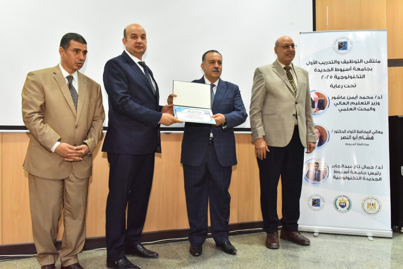 IMG 3756 محافظ محافظ أسيوط يشهد انطلاق ملتقى التوظيف والتدريب الأول بالجامعة الجديدة التكنولوجية موقع في الجامعة