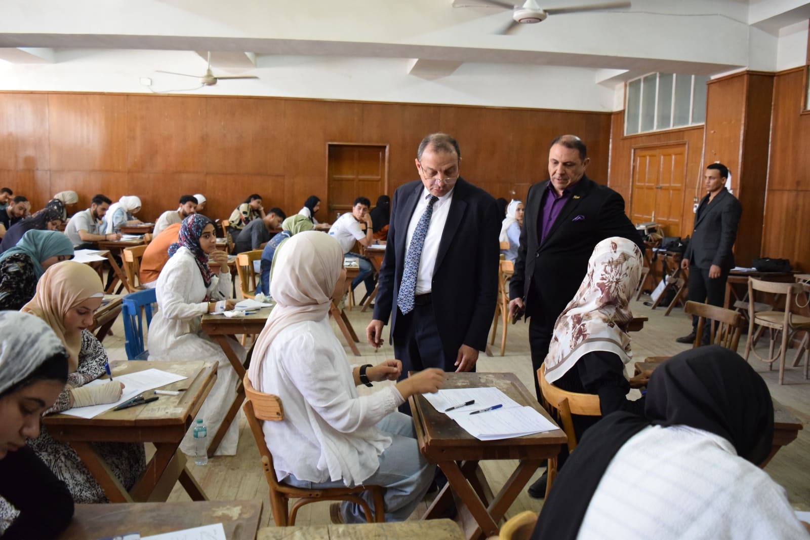 رئيس جامعة بني سويف يتفقد امتحانات الفصل الثاني ويشدد على عدم اصطحاب الطلاب للهاتف 1 WhatsApp Image 2025 06 15 at 3 50 43 PM 1 جامعة بني سويف رئيس جامعة بني سويف يتفقد امتحانات الفصل الثاني ويشدد على عدم اصطحاب الطلاب للهاتف موقع في الجامعة