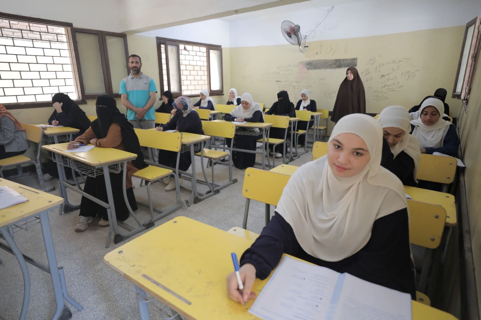 ac4100c0 bd63 45e0 a046 8b44a848cfaa القسم الأدبي للثانوية الأزهرية طلاب القسم الأدبي للثانوية الأزهرية يؤدون امتحانات اللغة الفرنسية والإنشاء - صور موقع في الجامعة
