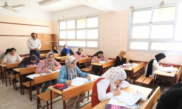 استعد لامتحانات الثانوية 2025.. 42 سؤالا مصممة بعناية في مادة التاريخ 12 images 1 2 الثانوية استعد لامتحانات الثانوية 2025.. 42 سؤالا مصممة بعناية في مادة التاريخ موقع في الجامعة