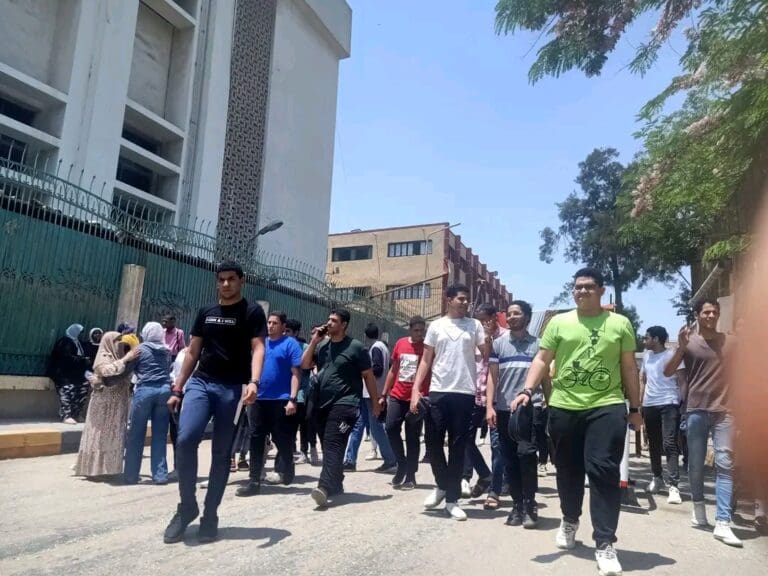 توافد طلاب الثانوية العامة على لجان الدقي لأداء امتحاني الكيمياء والجغرافيا وسط اجراءات أمنية مشددة 9 1751521629705 محافظ أسيوط توافد طلاب الثانوية العامة على لجان الدقي لأداء امتحاني الكيمياء والجغرافيا وسط اجراءات أمنية مشددة موقع في الجامعة