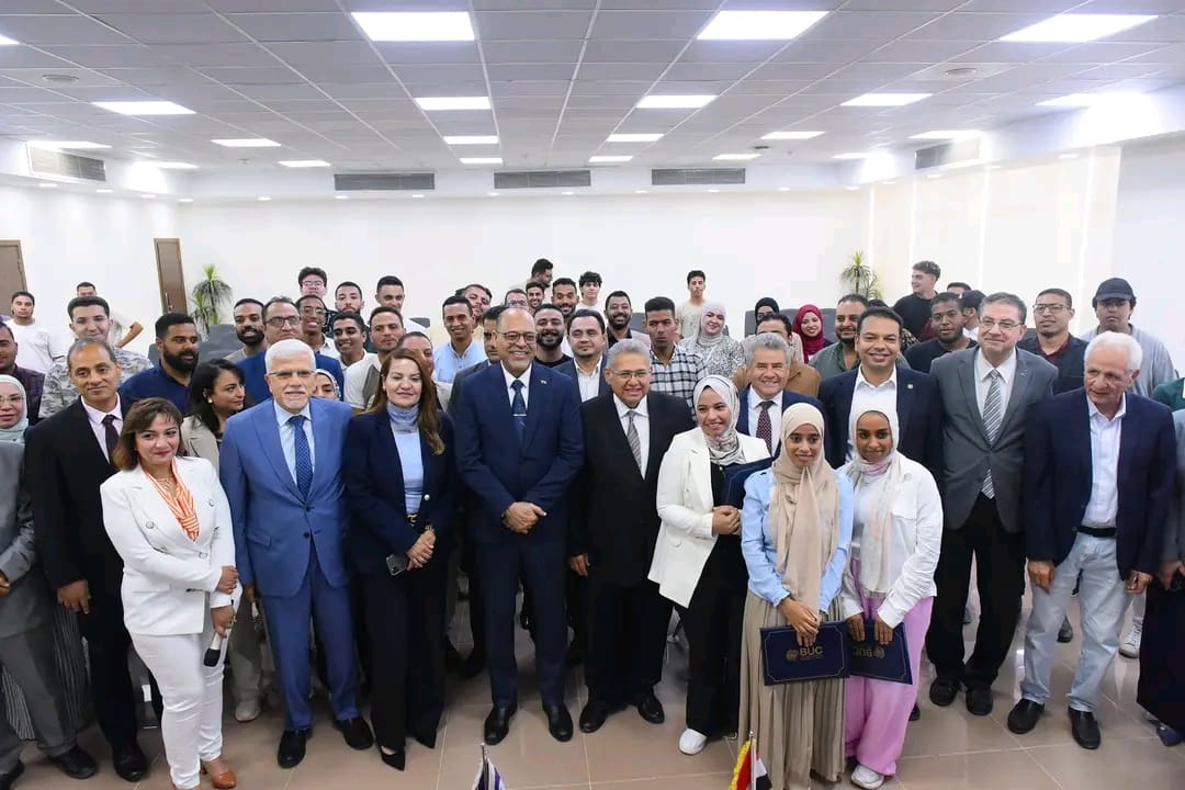 1752746430678 بدر وزير العمل يسلم أولى شهادات "المساح العام" لخريجي الجغرافيا: تدريب يؤهل لسوق العمل والمشروعات القومية موقع في الجامعة
