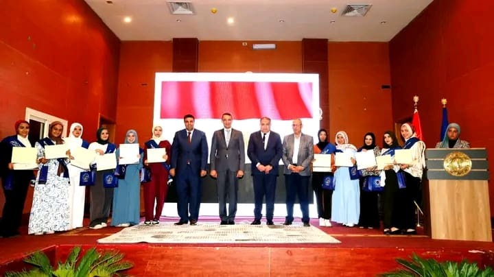 محافظ السويس يكرم أوائل الدبلومات الفنية نظام الخمس والثلاث سنوات على مستوى الجمهورية 1 محافظ السويس يكرم أوائل الدبلومات الفنية نظام الخمس والثلاث سنوات على مستوى الجمهورية