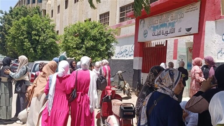 بدء توافد طلاب الثانوية العامة إلى اللجان لأداء امتحانات علم النفس والجيولوجيا والجبر والهندسة الفراغية 2 451 1 الثانوية بدء توافد طلاب الثانوية العامة إلى اللجان لأداء امتحانات علم النفس والجيولوجيا والجبر والهندسة الفراغية موقع في الجامعة