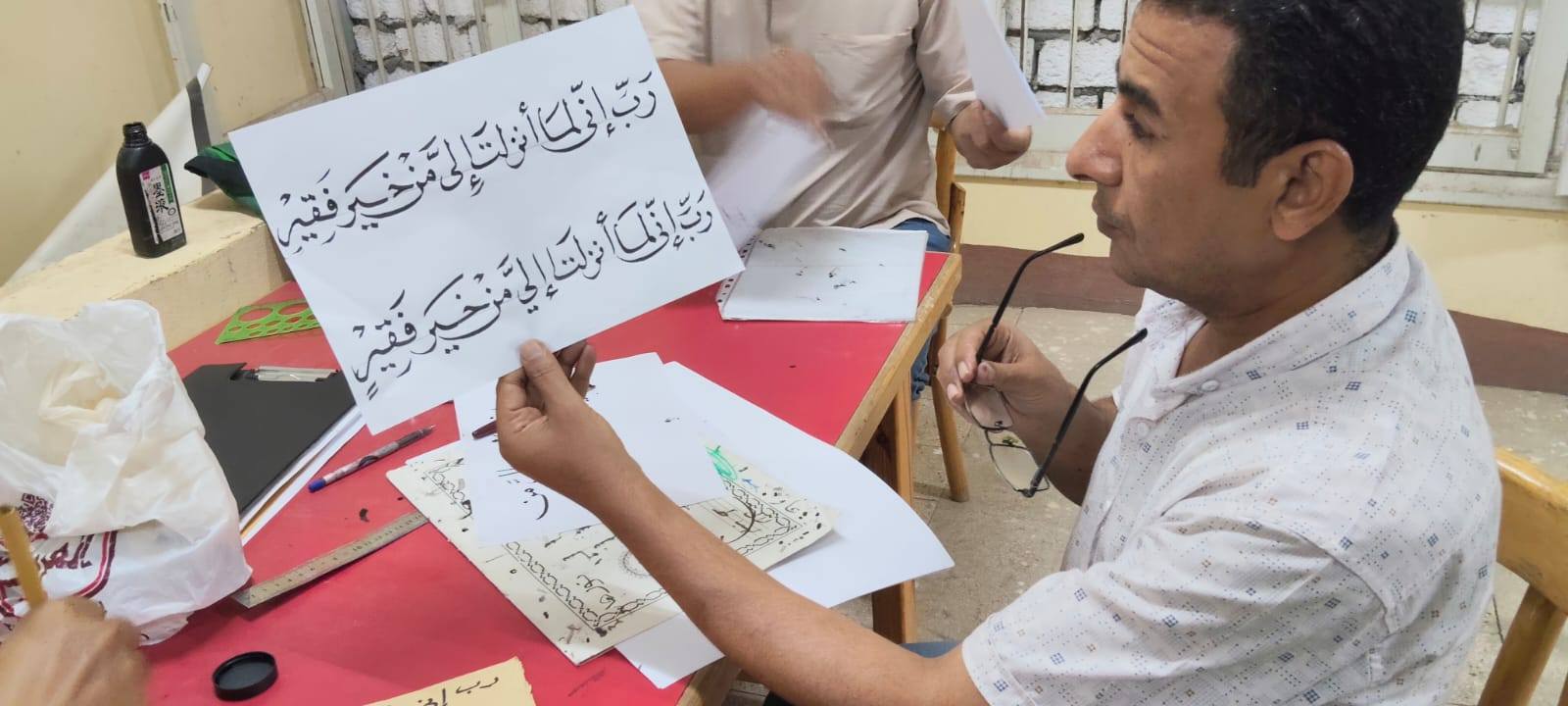 515012905 1063649555879025 5639375926664738789 n الخط العربي 800 دارس يؤدون اختبارات نهاية المستوى برواق الخط العربي بالمحافظات الخارجية موقع في الجامعة