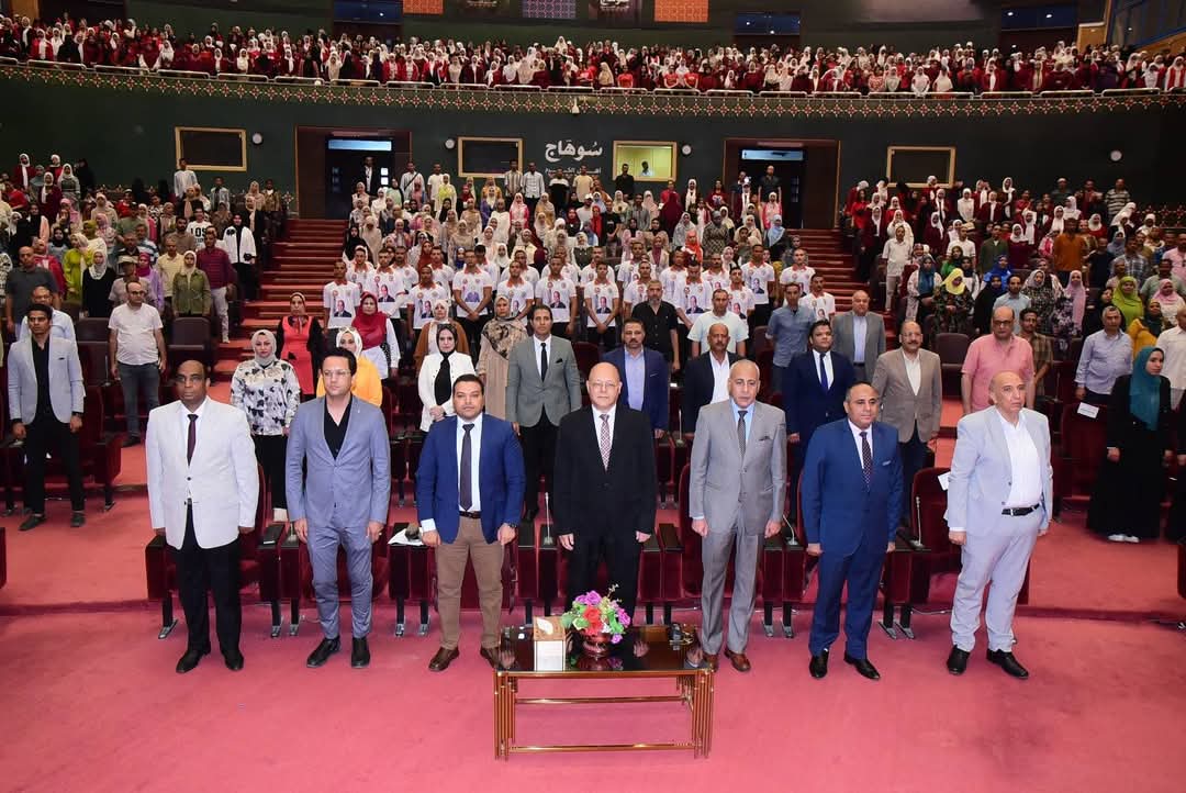 FB IMG 1751386001579 سوهاج جامعة سوهاج تحتفل بتوقيع 170 عقد عمل لطلابها بالتعاون مع وزارة التضامن الاجتماعي  موقع في الجامعة