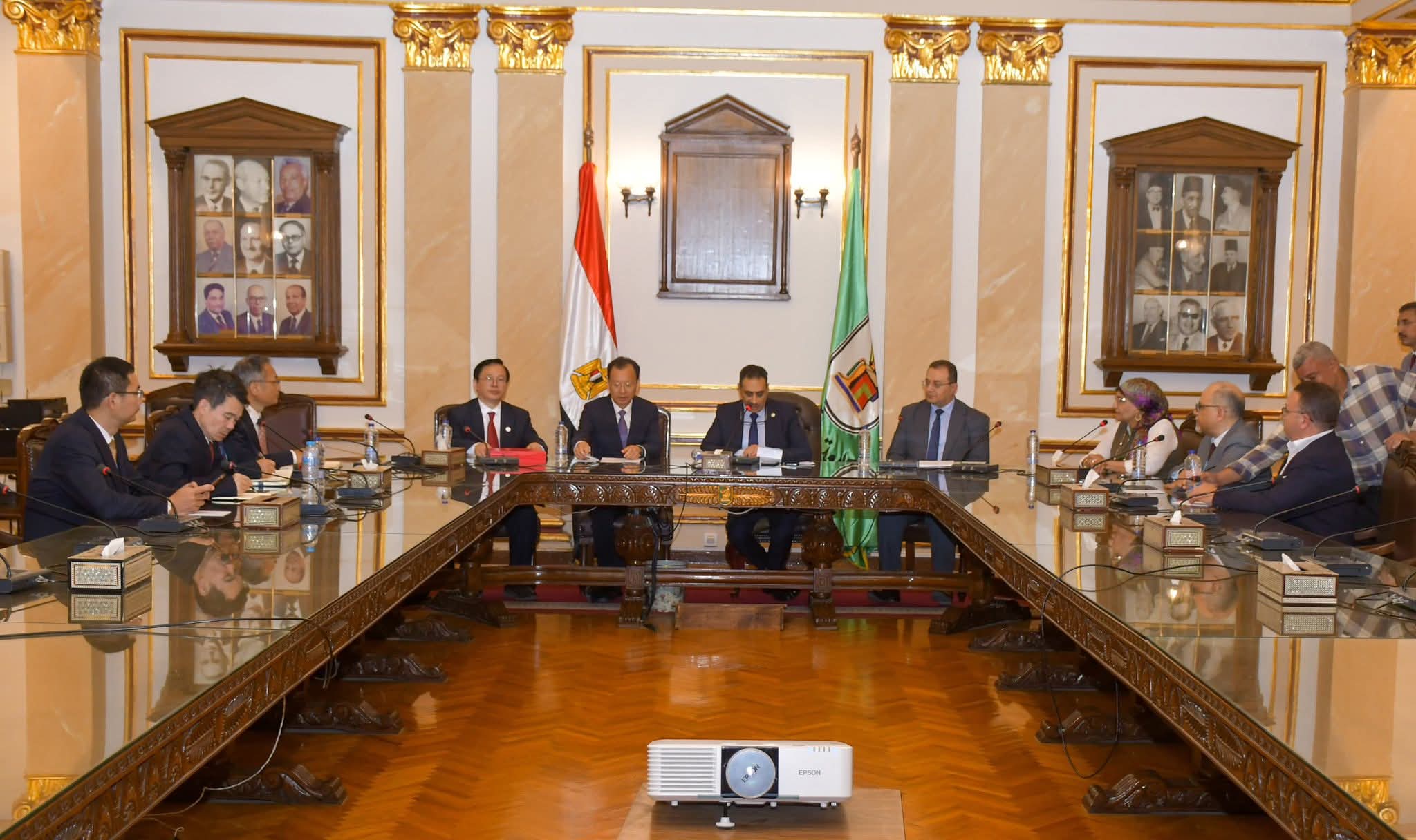 FB IMG 1752388202696 جامعة القاهرة مباحثات لتعزيز التعاون الأكاديمي والبحثي بين جامعة القاهرة وجامعة جنوب الصين الزراعية موقع في الجامعة