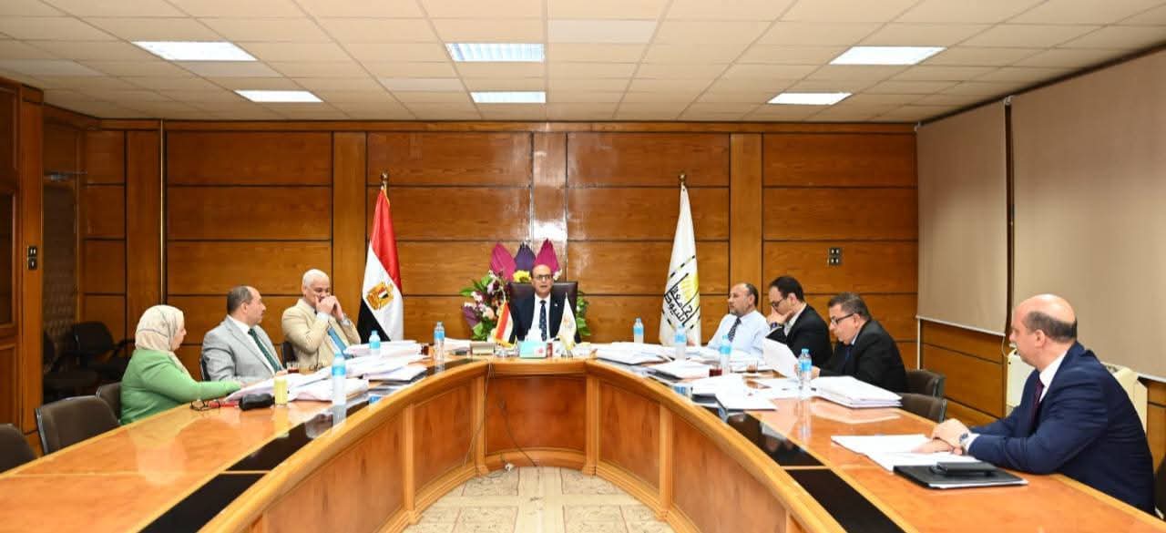 نائب رئيس جامعة جنوب الوادي للدراسات العليا والبحوث يشارك في لجنة اختيار القيادات الإدارية بجامعة أسيوط