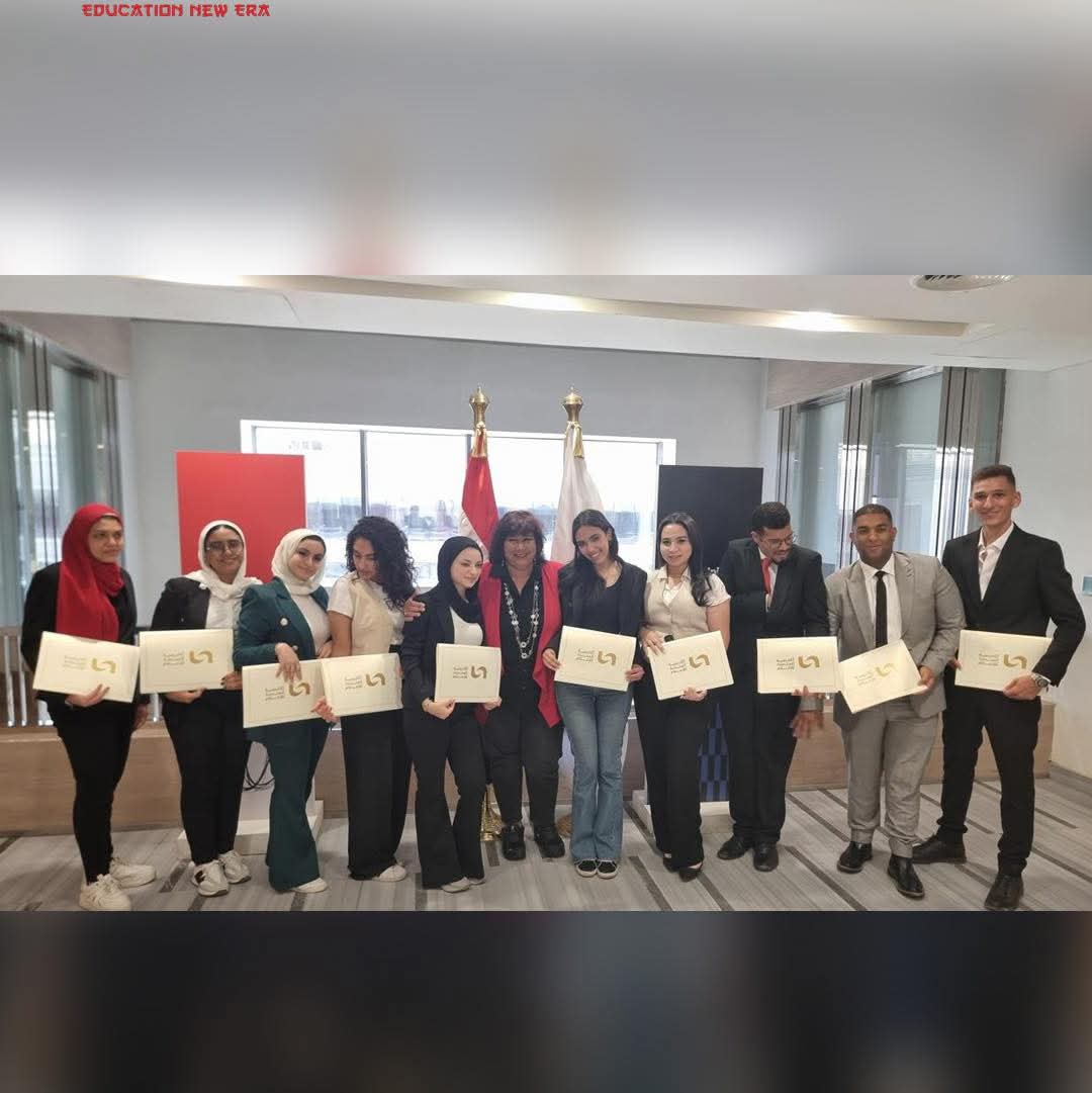  إيناس عبد الدايم تكرّم طلاب الإعلام بالجامعة المصرية الصينية
