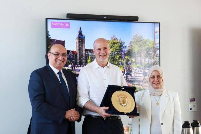 اتفاقية تعاون بين جامعتي المنصورة ومانشستر لتنفيذ برنامج مشترك في الصيدلة الإكلينيكية 31 FB IMG 1752836948828 عين شمس اتفاقية تعاون بين جامعتي المنصورة ومانشستر لتنفيذ برنامج مشترك في الصيدلة الإكلينيكية موقع في الجامعة