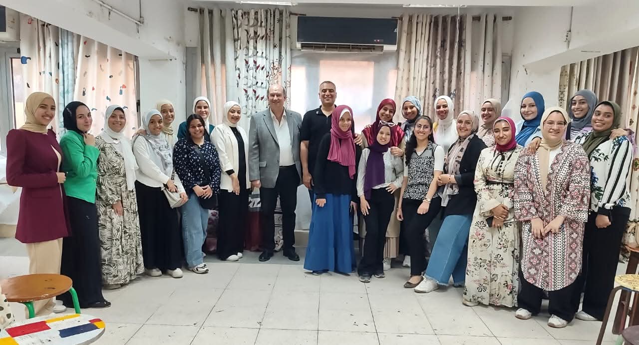 FB IMG 1753078936726 جامعة حلوان جامعة حلوان تحتفي بإبداعات طلاب الفنون التطبيقية في طباعة المنسوجات موقع في الجامعة