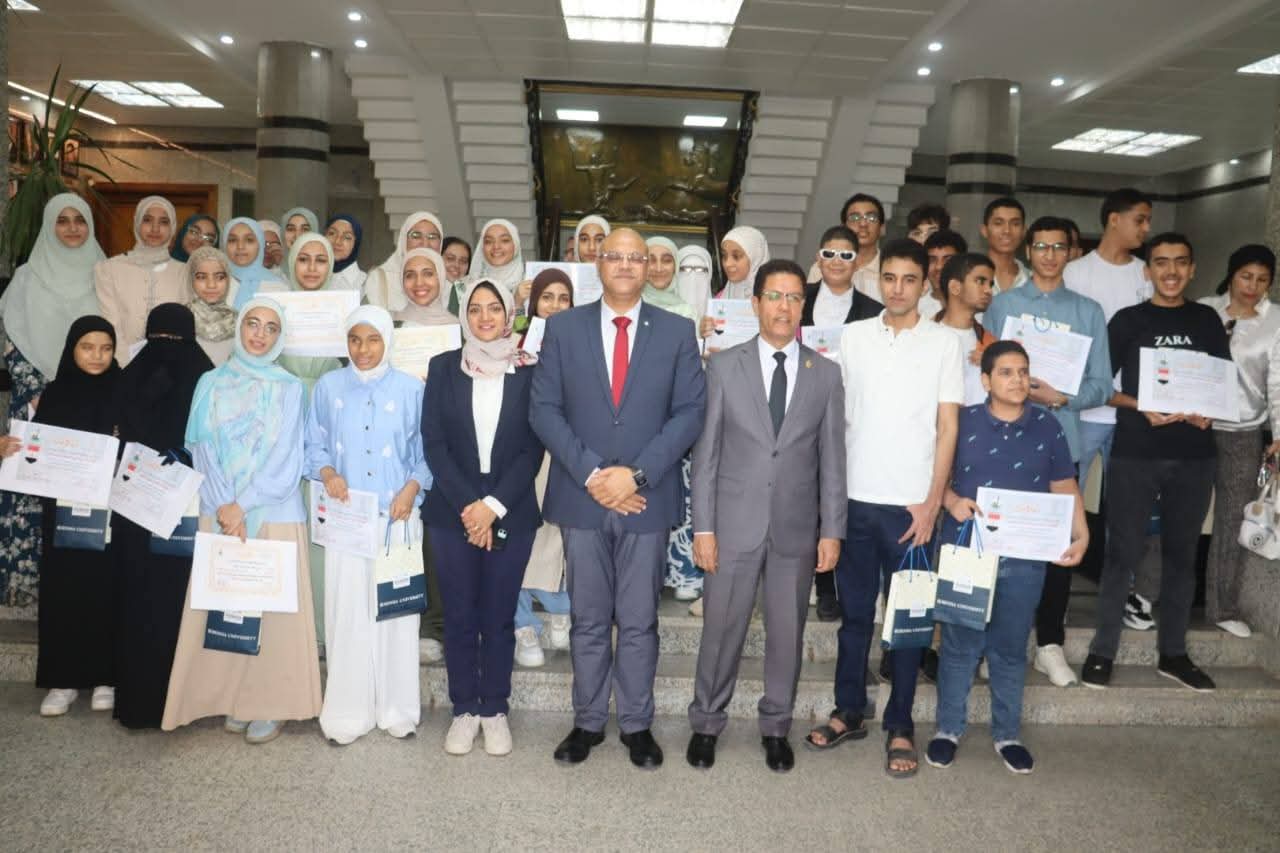 رئيس جامعة بنها ومحافظ القليوبية يكرمان 44 طالبًا من أوائل الشهادات العامة والأزهرية والفنية 1 FB IMG 1753971093425 بنها رئيس جامعة بنها ومحافظ القليوبية يكرمان 44 طالبًا من أوائل الشهادات العامة والأزهرية والفنية موقع في الجامعة