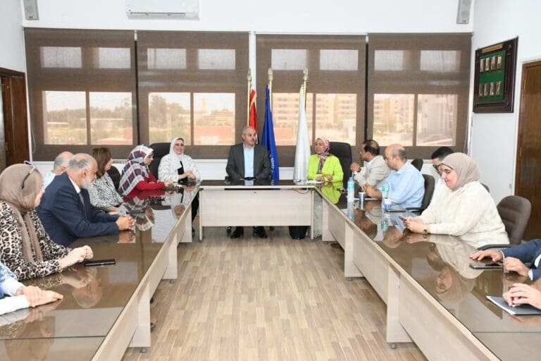 بعد التشغيل التجريبي.. رئيس جامعة قناة السويس يترأس أول اجتماع لإدارة مستشفى الأسنان 5 رئيس جامعة قناة السويس يترأس أول اجتماع لإدارة مستشفى طب الأسنان لخدمة القناة وسيناء