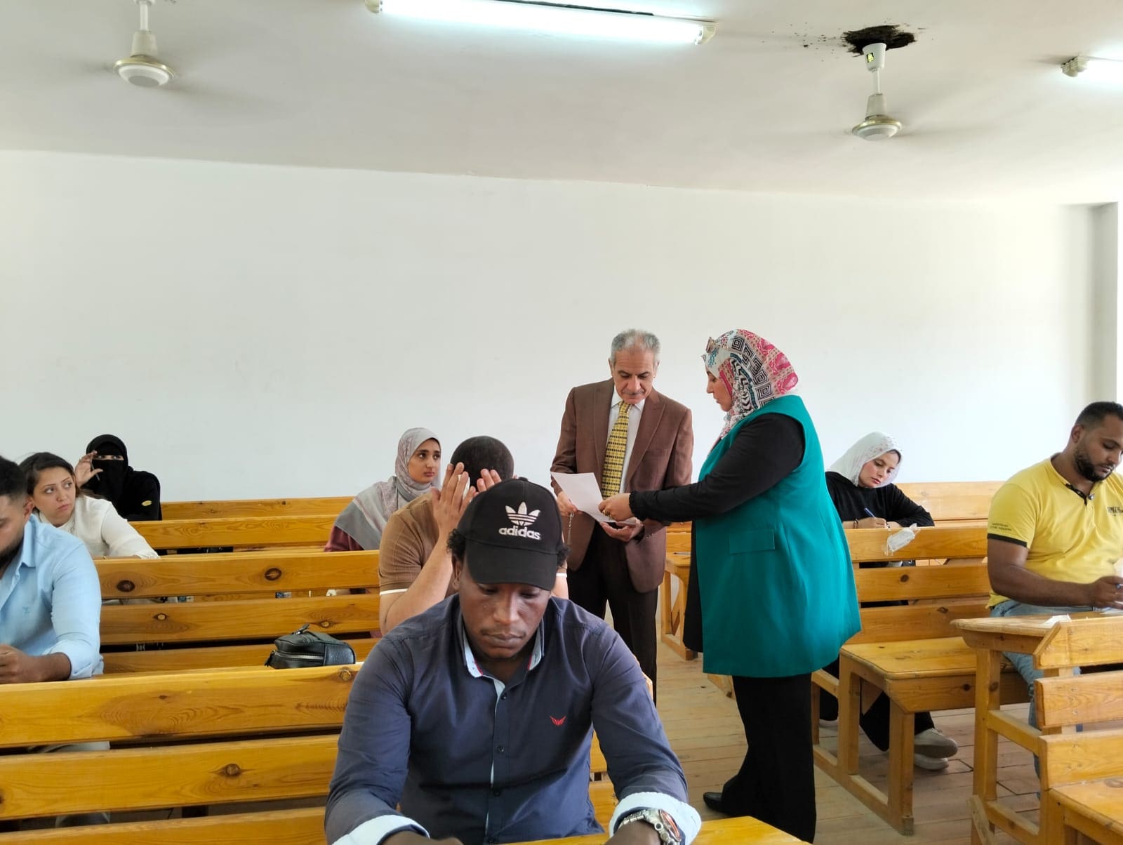 رئيس جامعة أسوان يتفقد سير امتحانات التعليم المدمج بالتعاون مع جامعة عين شمس 1 رئيس جامعة أسوان يتفقد سير امتحانات التعليم المدمج بالتعاون مع جامعة عين شمس