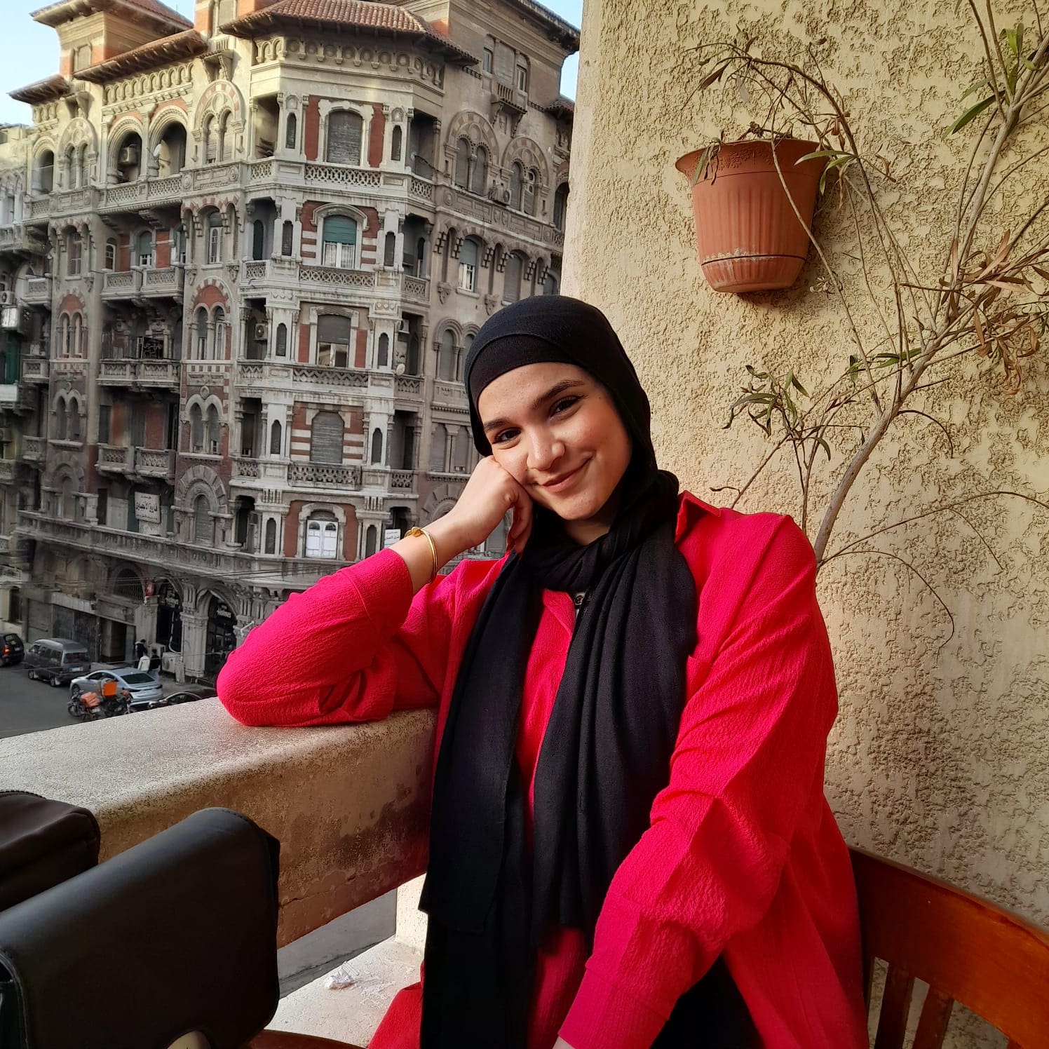 الطالبة الجودي حنفي إبراهيم الحاصلة على المركز الأول على مستوى الجمهورية بدبلوم المدارس الثانوية الفنية الفندقية