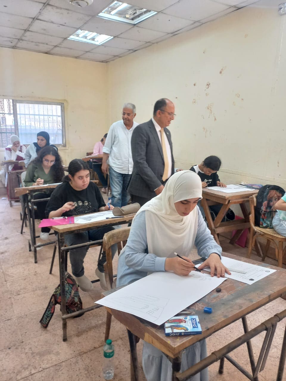 IMG 20250719 WA0000 جامعة حلوان رئيس جامعة حلوان يتابع اختبارات القدرات بكليات الفنون التطبيقية والفنون الجميلة موقع في الجامعة