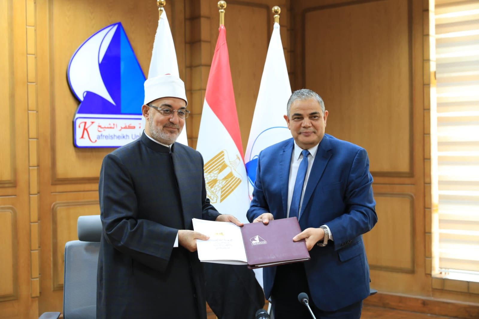 IMG 20250719 WA0065 جامعة كفر الشيخ مفتي الجمهورية ورئيس جامعة كفر الشيخ يوقعان مذكرة تفاهم مشتركة في مجالات الذكاء الاصطناعي والتقنيات لتطوير الخطاب الإفتائي موقع في الجامعة