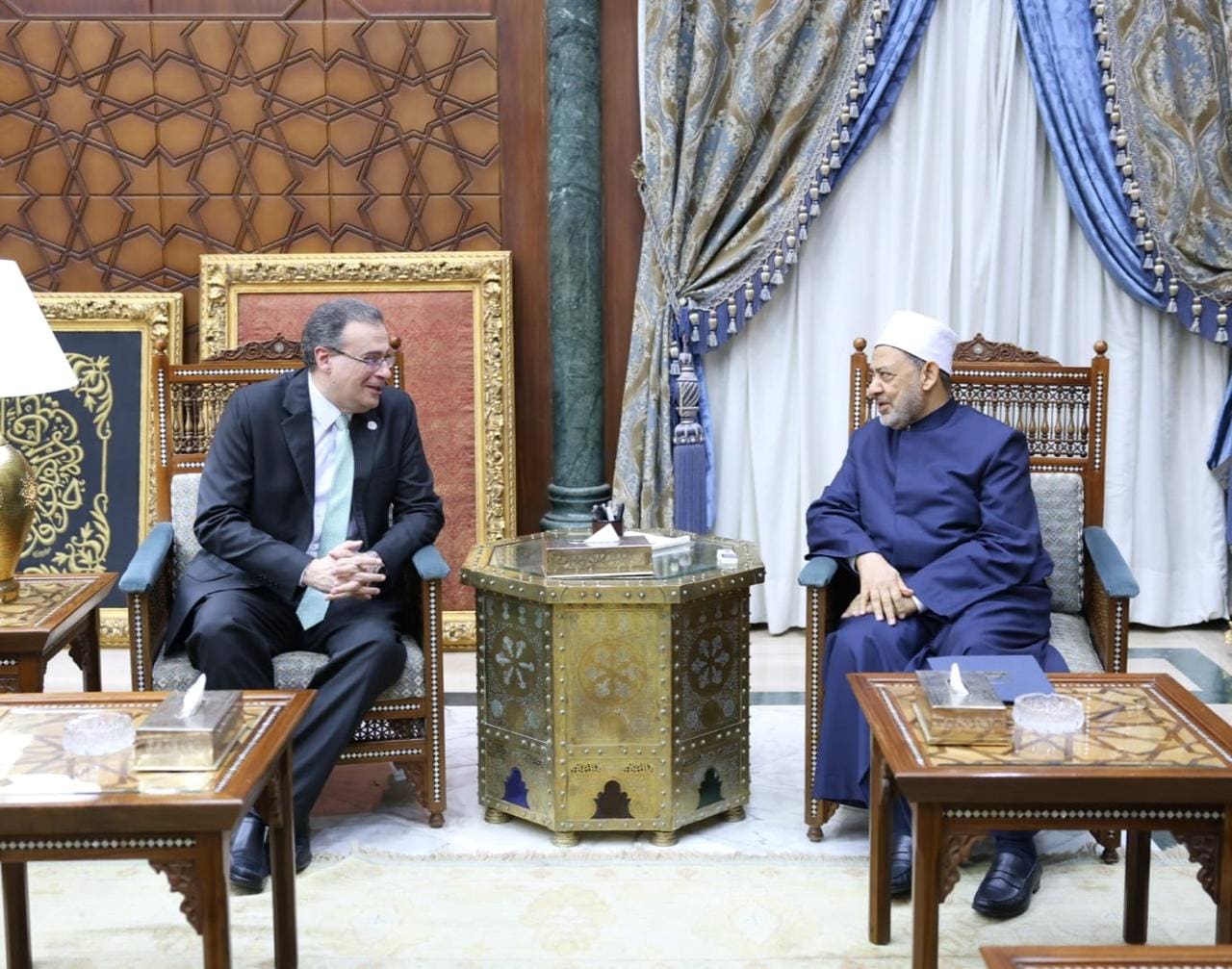شيخ الأزهر يبحث مع رئيس الجهاز المركزي للتنظيم والإدارة مراحل تنفيذ تعيين 40 ألف معلّم 1 IMG 20250730 WA0042 شيخ الأزهر شيخ الأزهر يبحث مع رئيس الجهاز المركزي للتنظيم والإدارة مراحل تنفيذ تعيين 40 ألف معلّم موقع في الجامعة