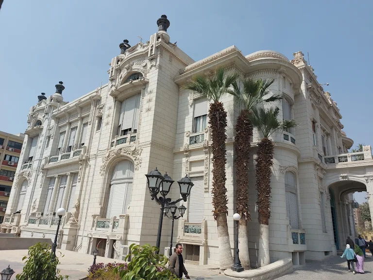 طالبة تعتدي على فرد أمن بكلية البنات بأداة حادة خارج حرم جامعة عين شمس 5 unnamed عين شمس طالبة تعتدي على فرد أمن بكلية البنات بأداة حادة خارج حرم جامعة عين شمس موقع في الجامعة
