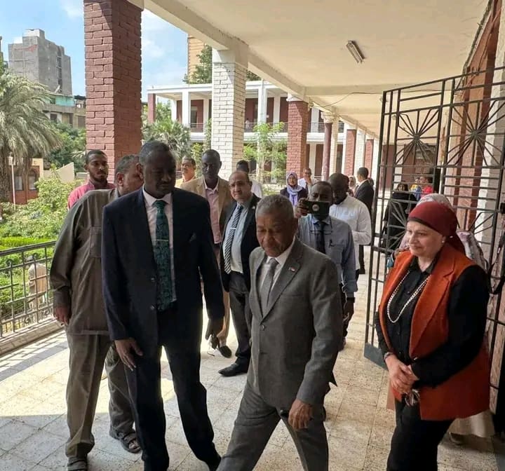 السفير السوداني يشيد بجهود تعليم القاهرة في تنظيم امتحانات الطلاب السودانيين 1 1754151306715 السفير السوداني السفير السوداني يشيد بجهود تعليم القاهرة في تنظيم امتحانات الطلاب السودانيين موقع في الجامعة