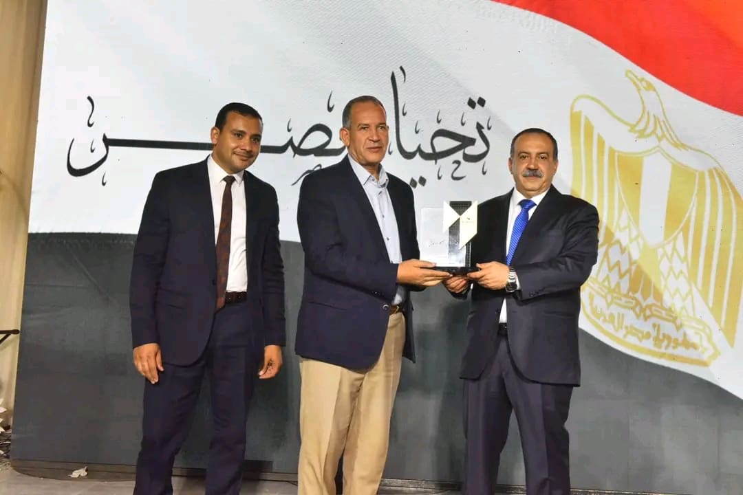 محافظ أسيوط يكرم وكيل تعليم المحافظة تقديرًا لجهوده في تطوير المنظومة التعليمية 1 1754562855518 محافظ محافظ أسيوط يكرم وكيل تعليم المحافظة تقديرًا لجهوده في تطوير المنظومة التعليمية موقع في الجامعة