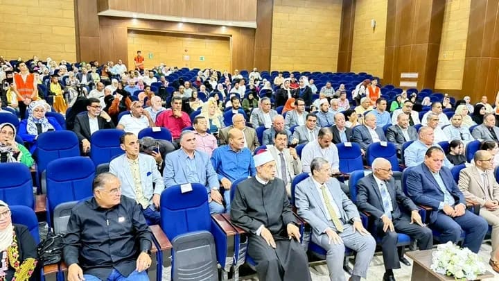 محافظ شمال سيناء ووكيل التعليم يكرمان أوائل الثانوية والدبلومات وطلاب الأزهر 5 1754589472785 صفوت محافظ شمال سيناء ووكيل التعليم يكرمان أوائل الثانوية والدبلومات وطلاب الأزهر موقع في الجامعة